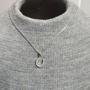 Elegant Silver Tone  Horseshoe Pendant Necklace Fashion Necklace